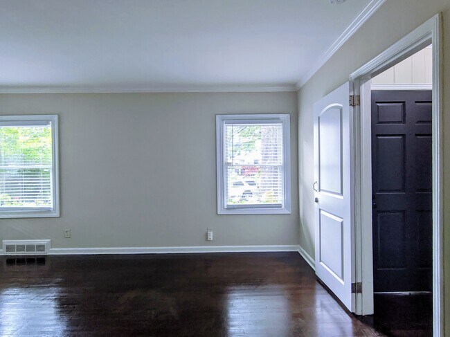 Building Photo - Charming 1 Bedroom Duplex in Buckhead!