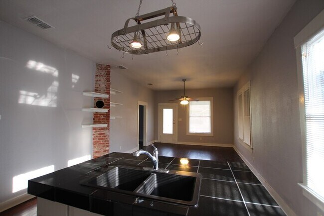 Building Photo - Tour Today! Charming 3 bedroom home in the Heart of Tyler!!