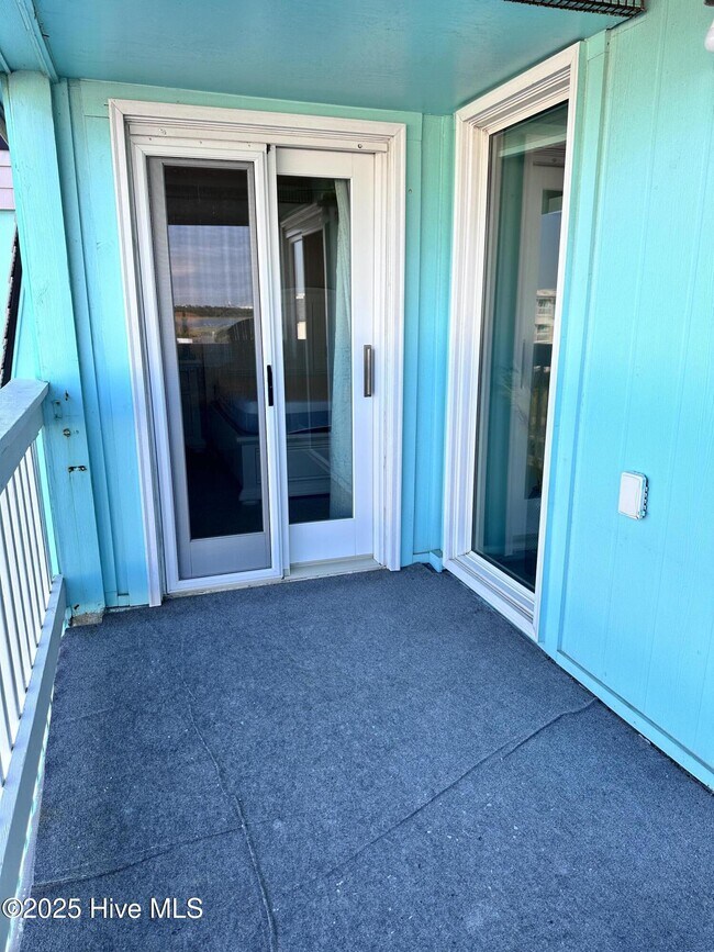Building Photo - 301 Commerce Way