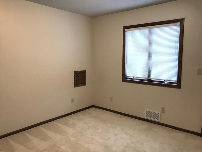 Building Photo - 408 Holly Ln