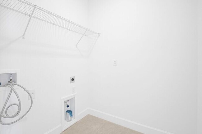Building Photo - Brand New Luxury Town Home