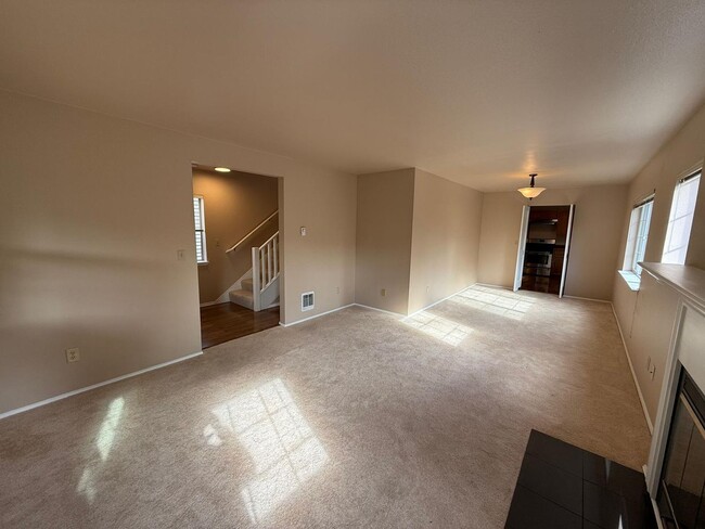 Building Photo - 3 Bed 2.5 Bath House In Leschi