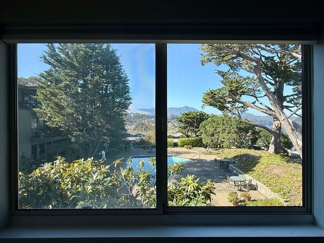 Building Photo - Top Floor Corner Unit Condo With Amazing V...