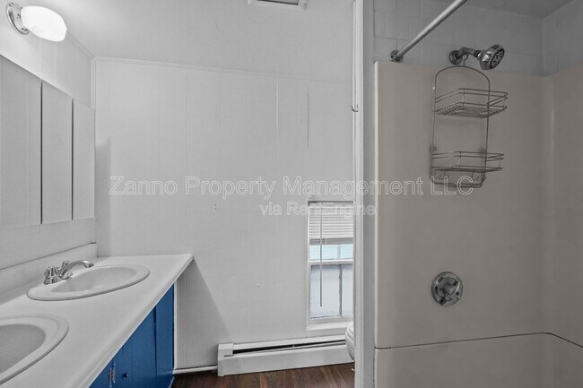 Building Photo - 35 Bowen St