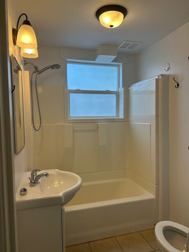 Building Photo - Healy Duplex