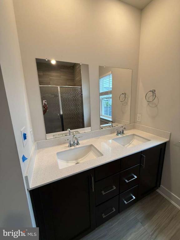 Building Photo - 704 Peony Ln