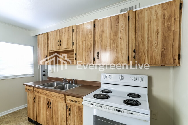 Building Photo - 885 S Ashburton Rd