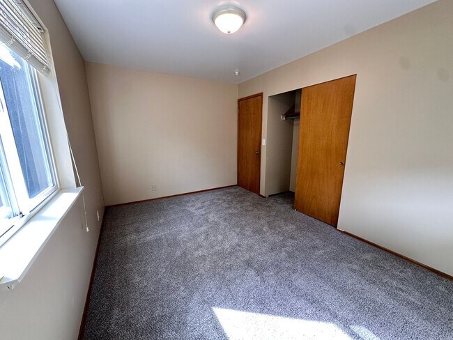 Building Photo - Tradition Kirkland Split Level with Gorgeous Views nestled in the middle of NorKirk