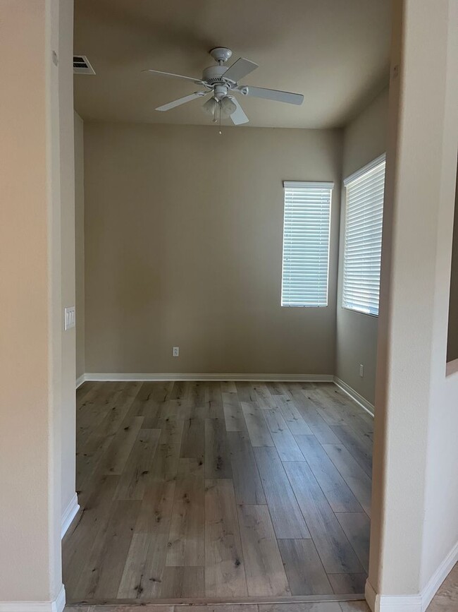 Building Photo - 2 bedroom 2 bath with bonus room/ office r...