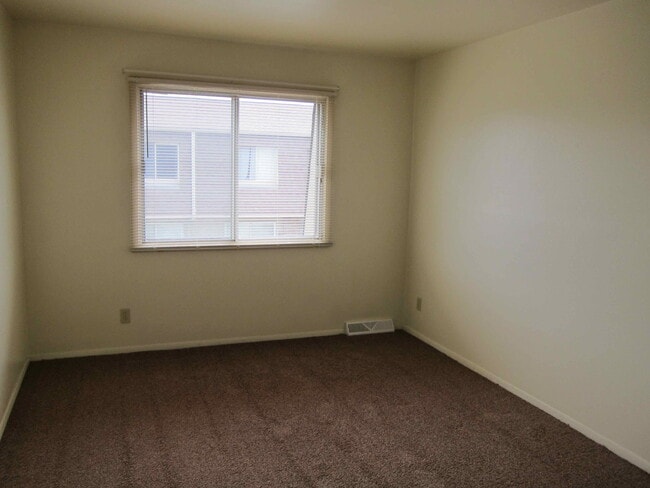 Building Photo - 3 Bedroom 2 and  1/2 Bath Townhome