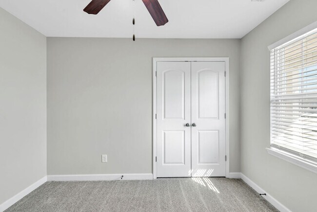 Building Photo - 303 Sinclair Ln