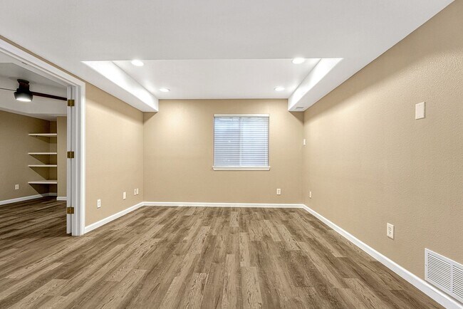 Building Photo - 1 bedroom, 1 bathroom Apartment