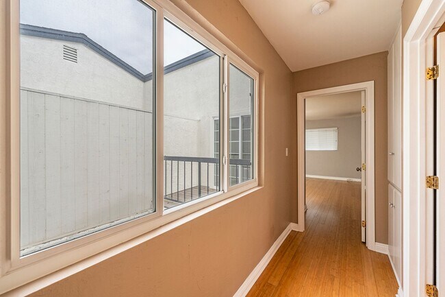 Building Photo - Beautiful Redondo Beach Condominium Rental!