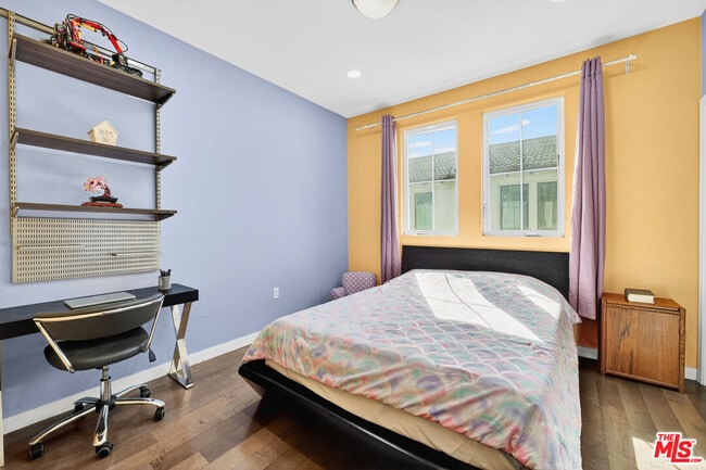 Building Photo - 5933 W Luna Park