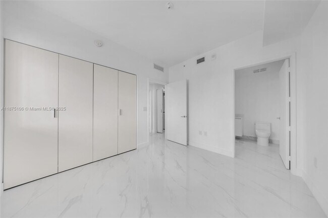 Building Photo - 700 NE 24th St