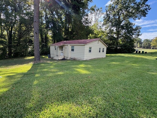 Primary Photo - 3bed 1.5 bathroom house.