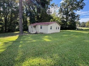 Building Photo - 3bed 1.5 bathroom house.