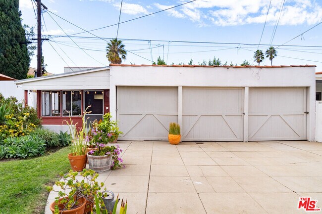 Building Photo - 1211 S Hayworth Ave