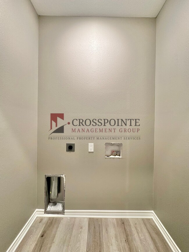 Building Photo - 3 Bedroom 2.5 Bathroom Townhomes at Villa Rosa!