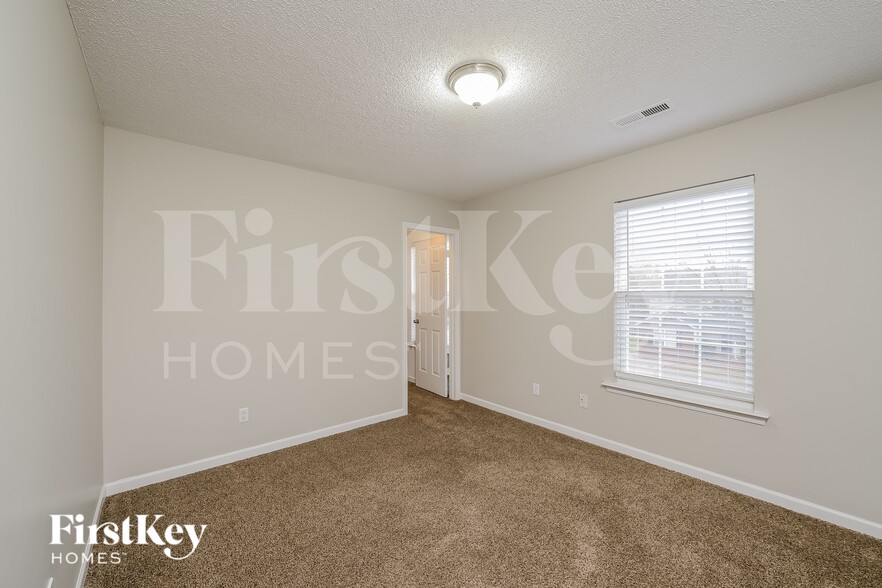Building Photo - 6052 Glen Way Dr