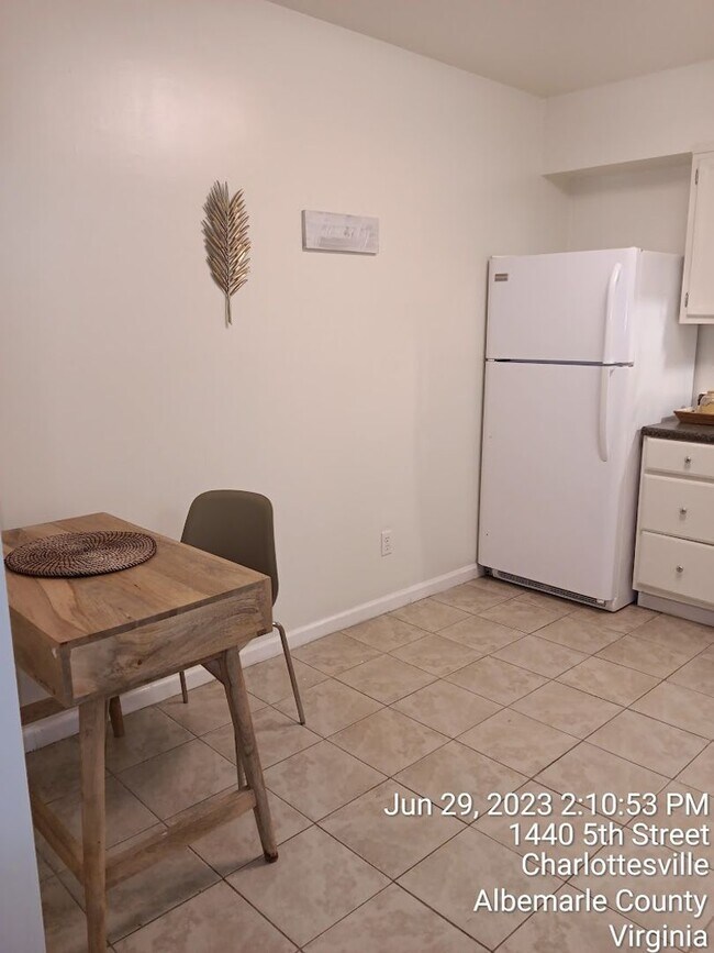 Building Photo - Fully Furnished 1 bedroom / Garden Apartment / Utilities included Travel Nurse Special