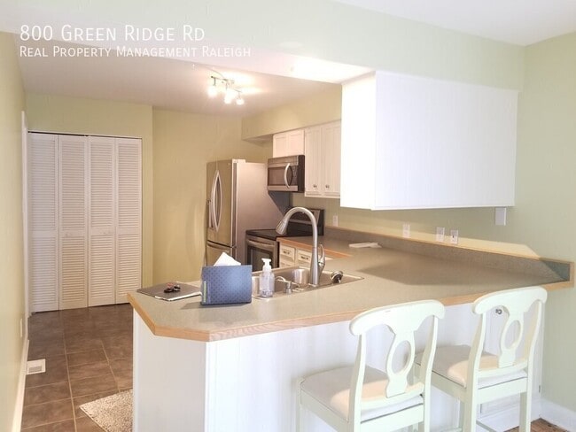 Building Photo - 800 Green Ridge Dr