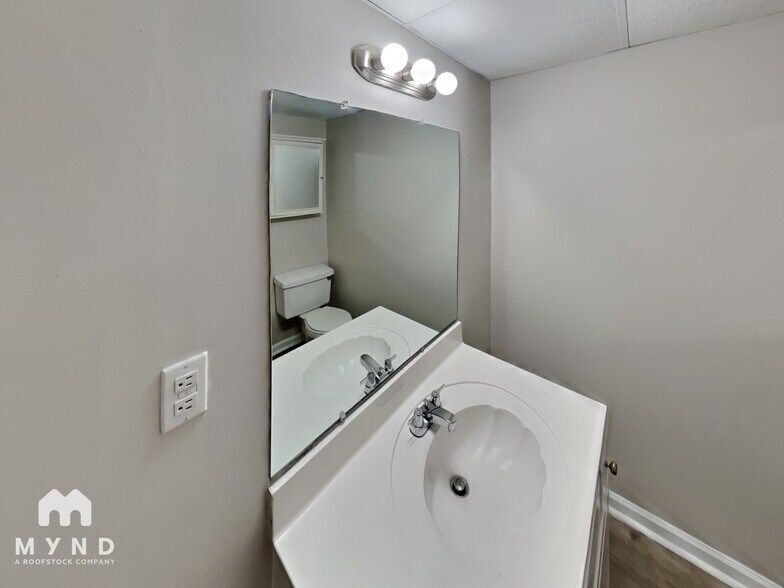 Building Photo - 400 Woodstream Dr