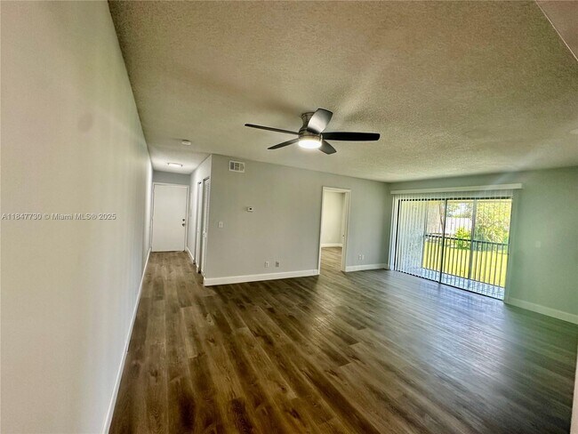 Building Photo - 10722 Royal Palm Blvd