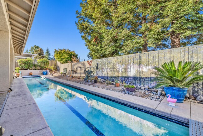 Building Photo - 400 Plover Ct