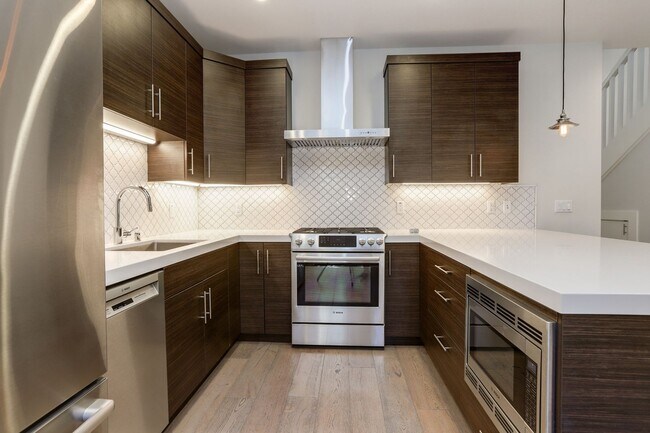 Building Photo - 2 Bed / 2.5 Bath Luxurious townhome near d...