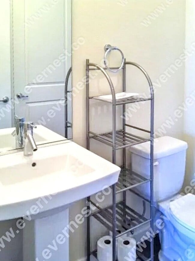 Building Photo - Modern 3-Bedroom Townhome in a Great Locat...