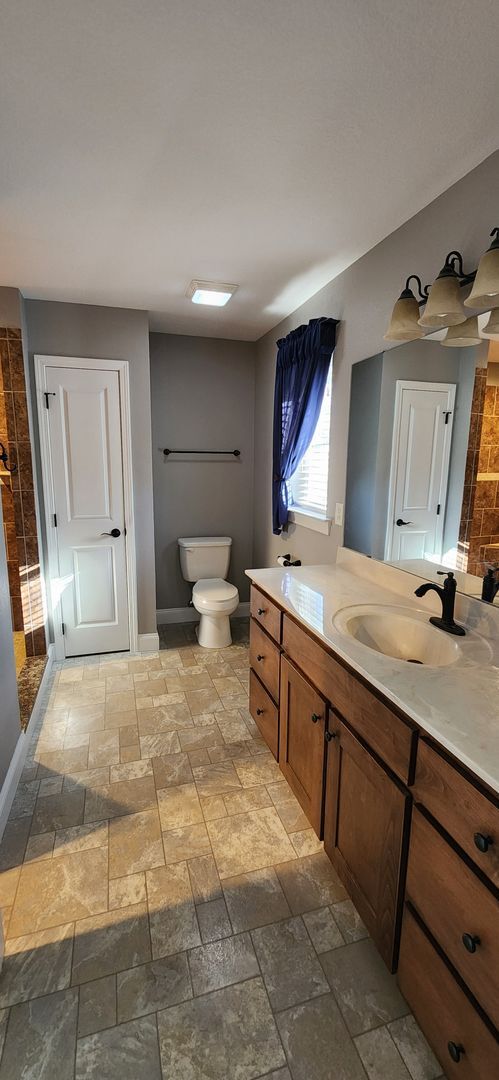 Building Photo - Location, Location, Location. 3 bedroom / 2 bath *Unfurnished* Available for 12 month lease