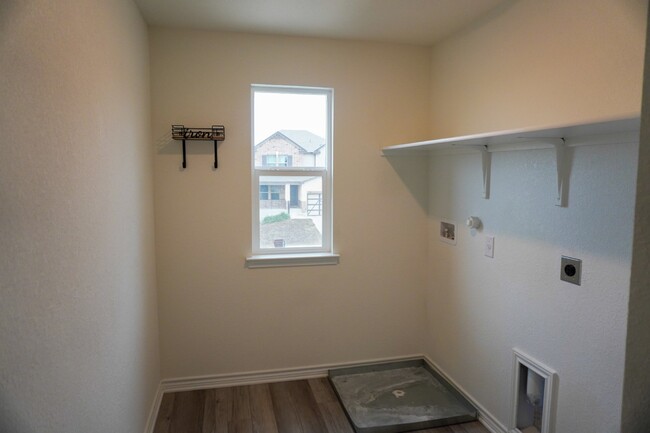 Building Photo - Feels Like New, 3 Bedroom in Champions Manor