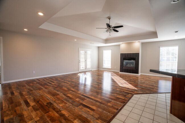 Building Photo - 3 bed 2 Bath townhome in a great location