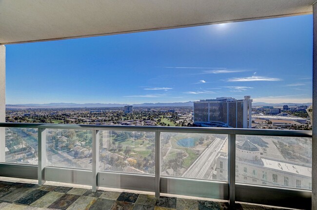 Building Photo - Turnberry Towers 2704- Strip/City Views fr...