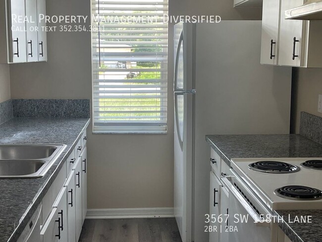 Building Photo - 2 bedroom 2 bath Duplex with a 1 Car Garag...