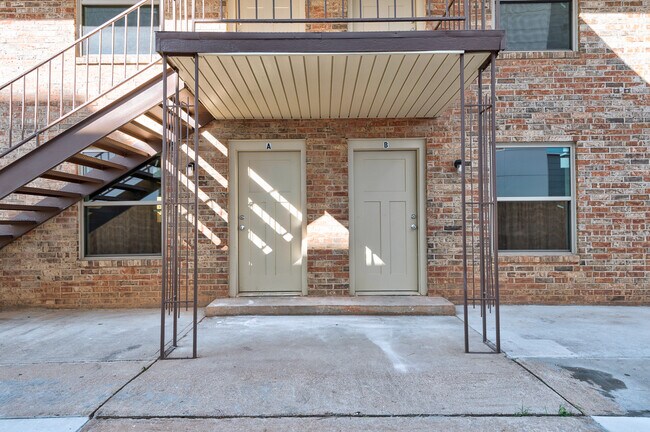 Building Photo - 214 W Maple Ave