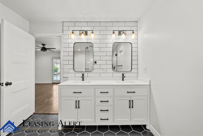 Building Photo - 7800 Lindley Ave