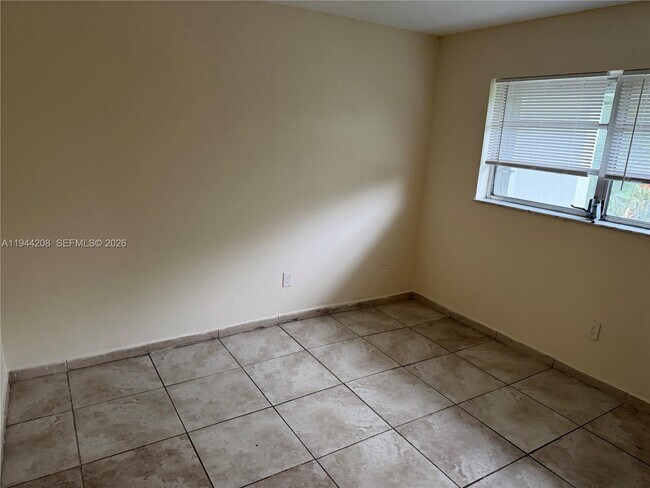 Building Photo - 15221 NE 6th Ave