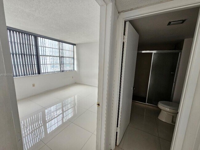 Building Photo - 18021 Biscayne Blvd