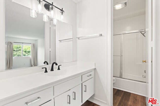 Building Photo - 6000 Canterbury Dr