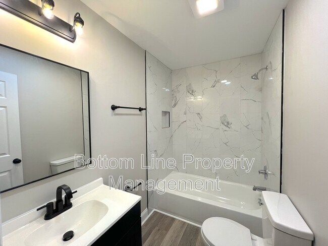 Building Photo - 1506 Lake St