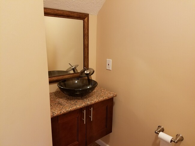 1/2 bath, 1st floor - 4882 Kristie Fls