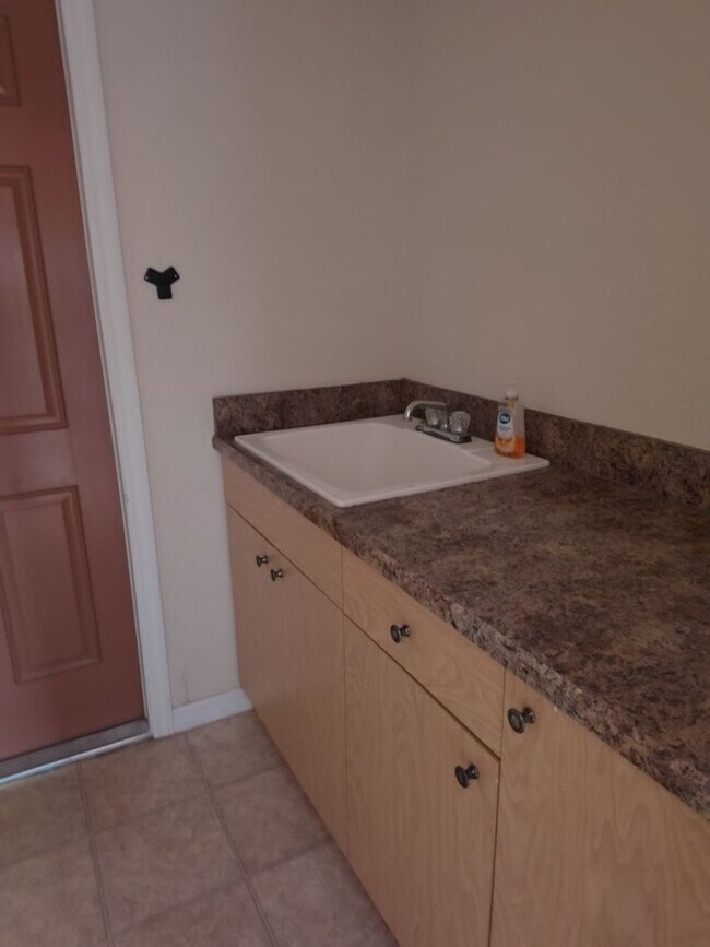 Building Photo - Inviting 3 Bedroom, 2 Bath Home in Desirab...