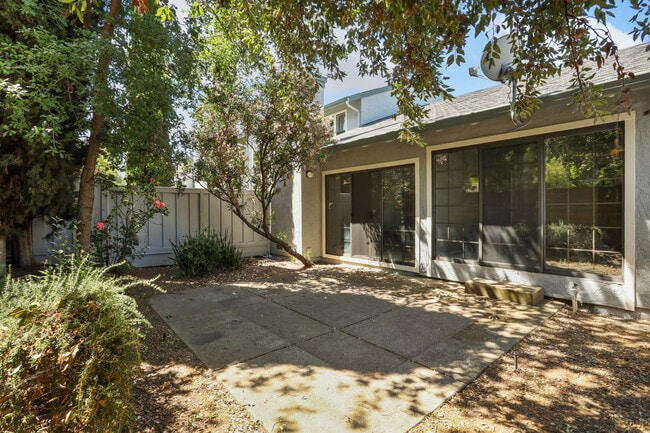 Building Photo - 562 La Corso Dr