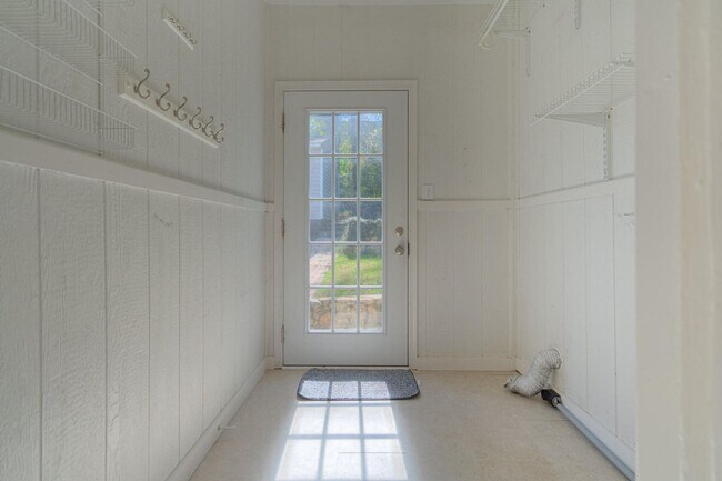 Building Photo - Grandin Court Foursquare convenient to SW City & SW Co!