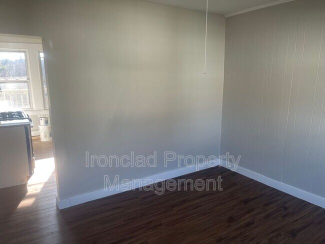 Building Photo - 27 Botsford St