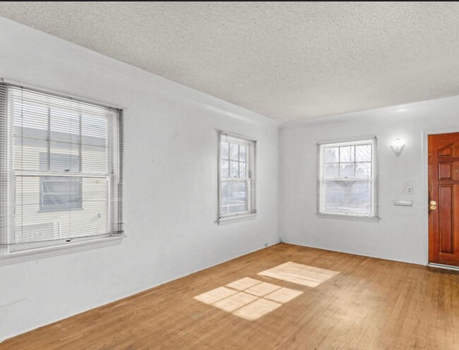 Building Photo - Charming 2 bed 1 bath Home  in Oildale $1,...