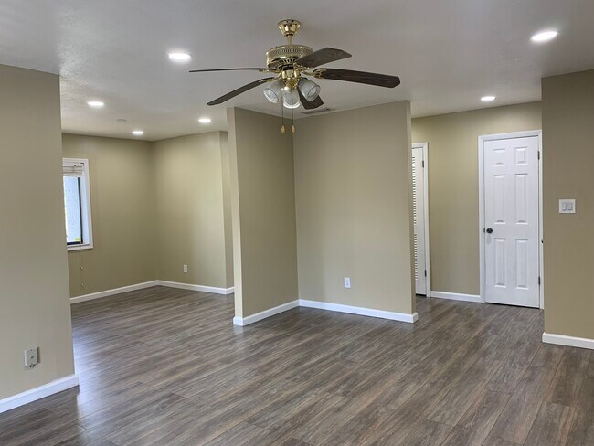 Building Photo - 129 Springwood Cir