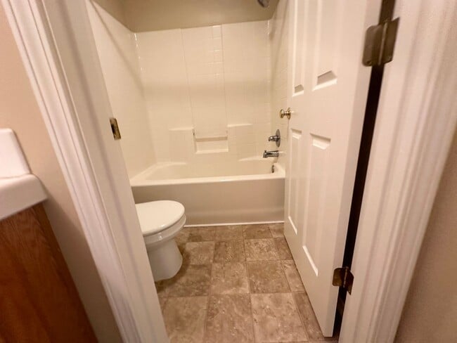 Building Photo - Beautiful 3 Bedroom Townhouse in West Linn!